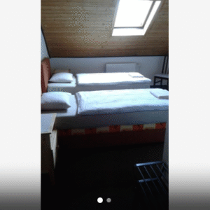 Dvoulůžkový pokoj s manželskou postelí nebo oddělenými postelemi a vlastní koupelnou - 30 € osoba / noc