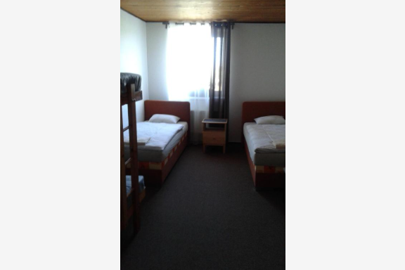 Čtyřlůžkový pokoj se sdílenou koupelnou - 25 € osoba / noc